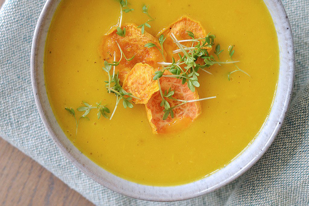 PrettyGoodCook's tweet image. Zonnige gele paprikasoep met wortel en tomaatjes: #sunshine in a bowl! prettygoodcooking.wordpress.com/2017/05/01/zon…