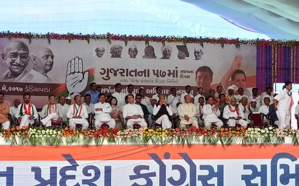 Congress at Dediapada rally promises allowance to jobless, Narmada water to tribals, debt waiver for farmers