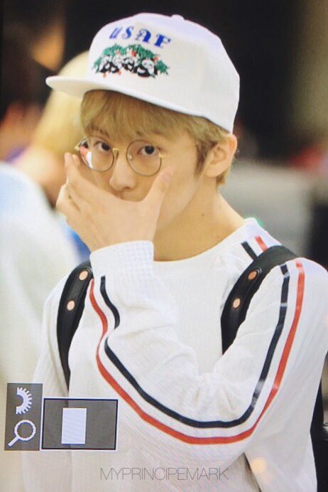 melonmark_th's tweet photo. 170501 ตอนนี้มาร์คและหนุ่มๆ #NCT127 ที่สนามบินลอสแองเจลิส กำลังจะเดินทางกลับเกาหลีค่ะ ✈️💕🇺🇸 Cr:on pic https://t.co/QJVYmWb3LC
