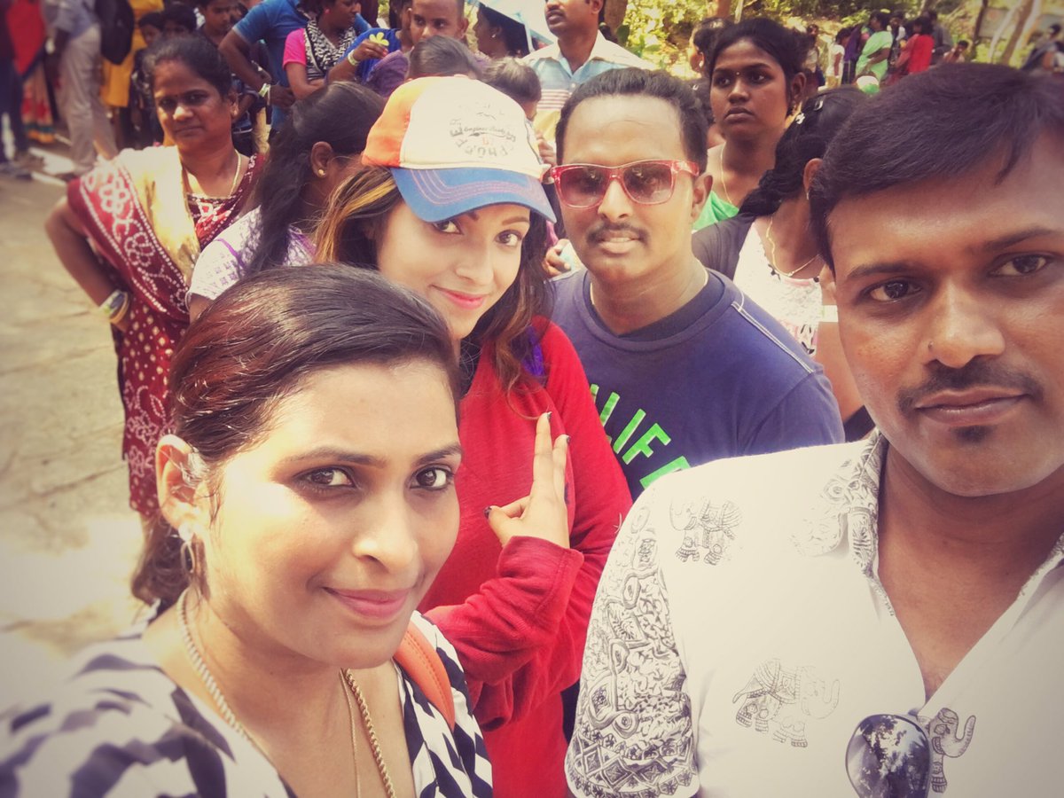iykkiberry's tweet photo. Outing in between busy schedule.. that's refreshing.. but with ma sissy #Keeka wheeewyyyyy.. that's unexpected.. https://t.co/Crttx10MTV