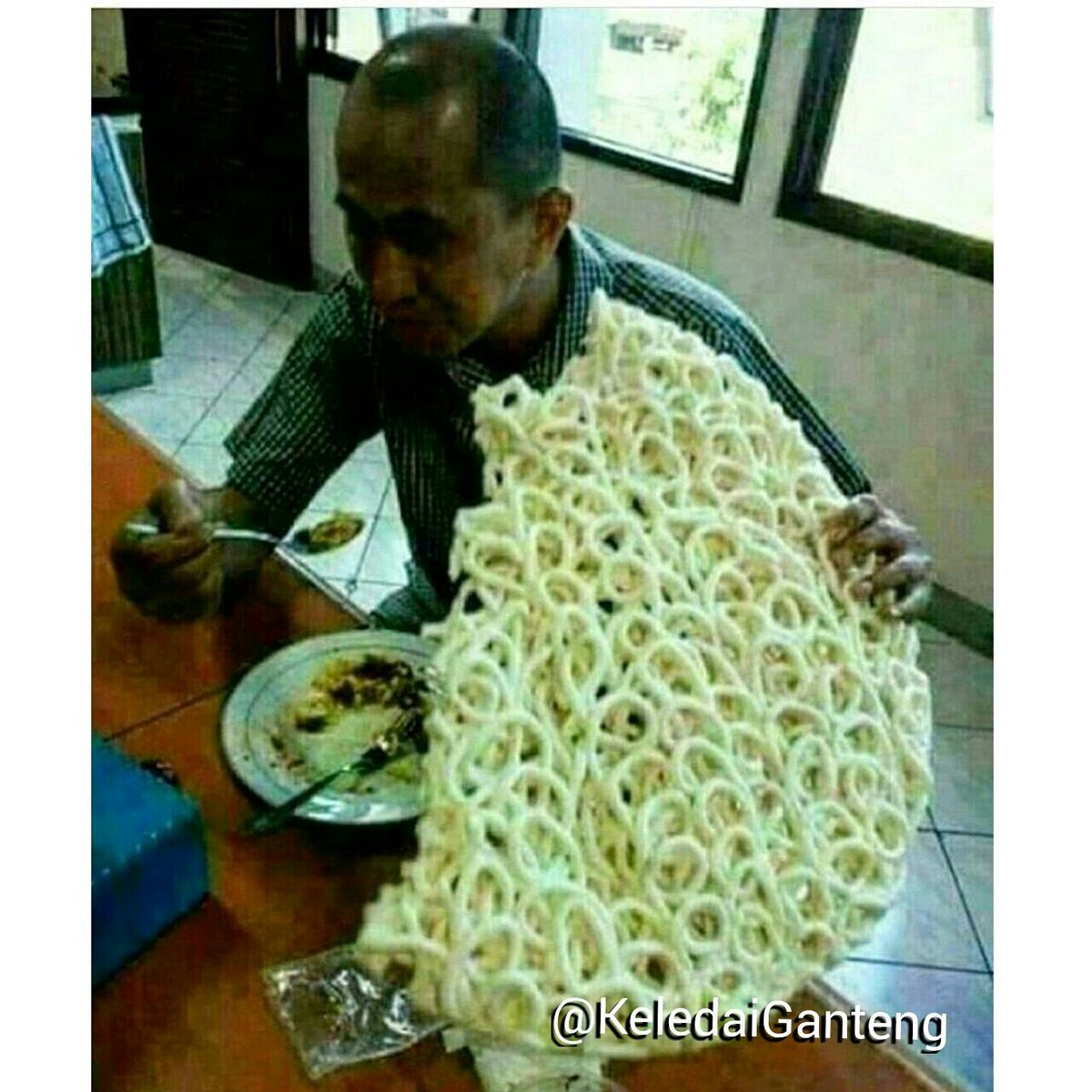 Keledai Ganteng On Twitter Makan Kudu Pake Krupuk Tag Temen