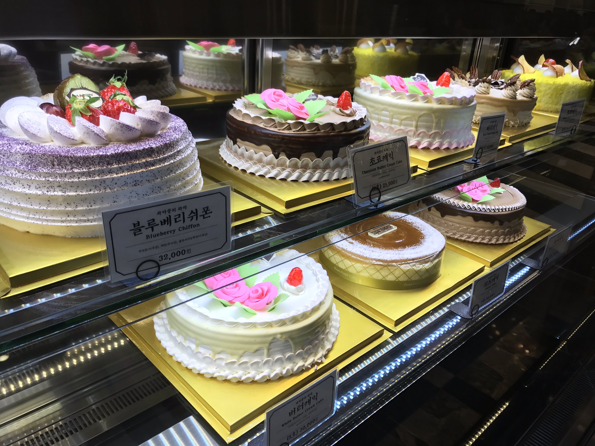 太田光代 บนทว ตเตอร 韓国のケーキ屋さん バタークリームとチョコバタークリームのデコレーションのホールケーキ 昔から有名な韓国のパンと ケーキのお店なんだって T Co Scrrxhh2hc ทว ตเตอร