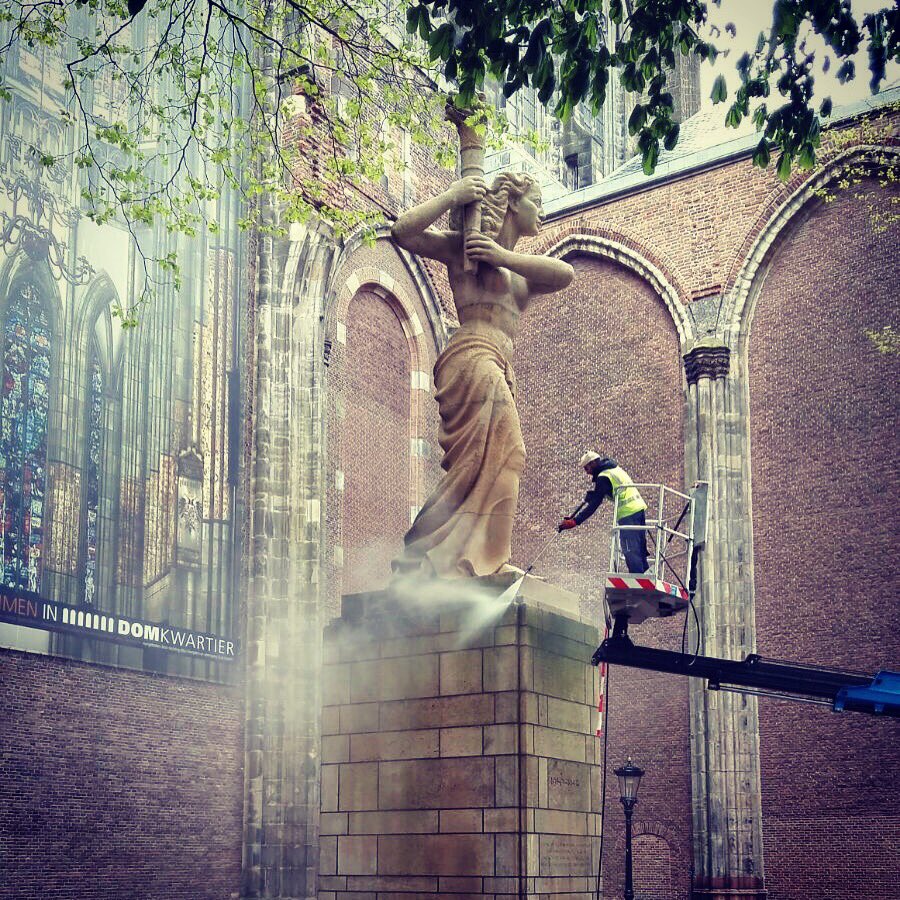 Verzetsmonument #Domplein krijgt een poetsbeurt voor 4 mei. Herdenking start met stille tocht vanaf Pieterskerkhof (19:30). #utrechtherdenkt