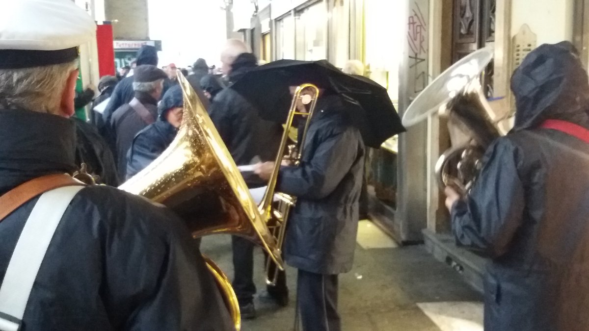 #1maggio2017 sotto i portici di via Po per ripararsi dalla pioggia che sta bagnado il corteo