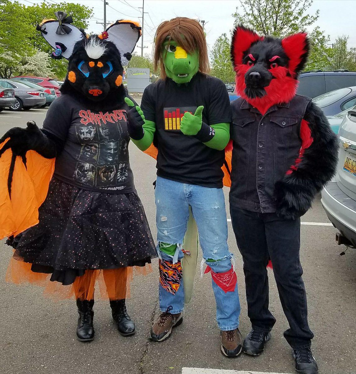 RocknRollDragon's tweet photo. Some fuzz-butts I met at #Notcon2017!
And a bunny-eared college friend of mine Jayna Shropshire!
I forgot who the bat and red canine were! https://t.co/FpkibVnm19
