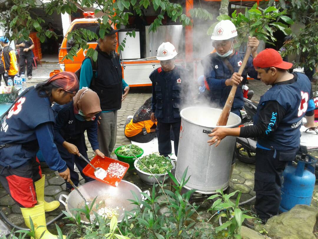 PMI buka dapur umum bagi korban banjir bandang Grabag Kab. Magelang (1/5)
