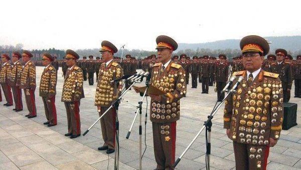 fadouce's tweet image. 😅“Nous prévoyons de neutraliser 100%de l’armée Nord Coréenne grâce à un aimant géant” le Dr de la CIA @TraduisonsLes