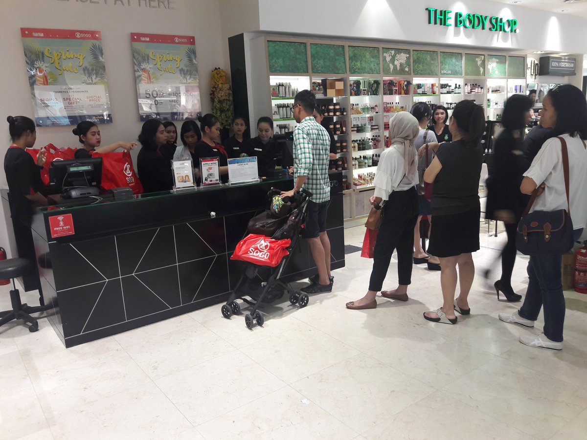 How many @SOGO_IND PIM emloyees do you need to change the light bulb ?