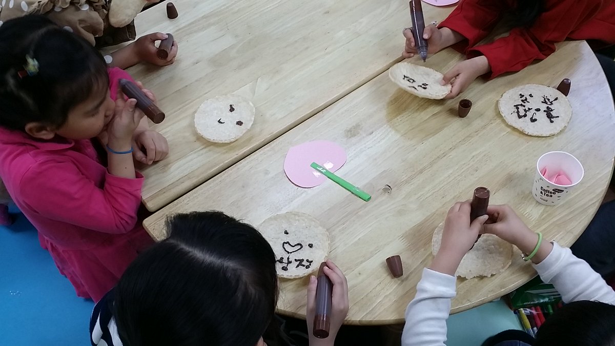 #성남시 #판교어린이도서관 4월 한달간 매주토요일에 진행된 다문화가족지원센터 아이들 대상으로한 독서교실! 아쉽게도 상반기 프로그램이 마무리 되었습니다. 아이들의 속마음을 얘기하고, 같이 공감해주는 좋은 시간이었습니다. 하반기에 만나요 친구들 ^^