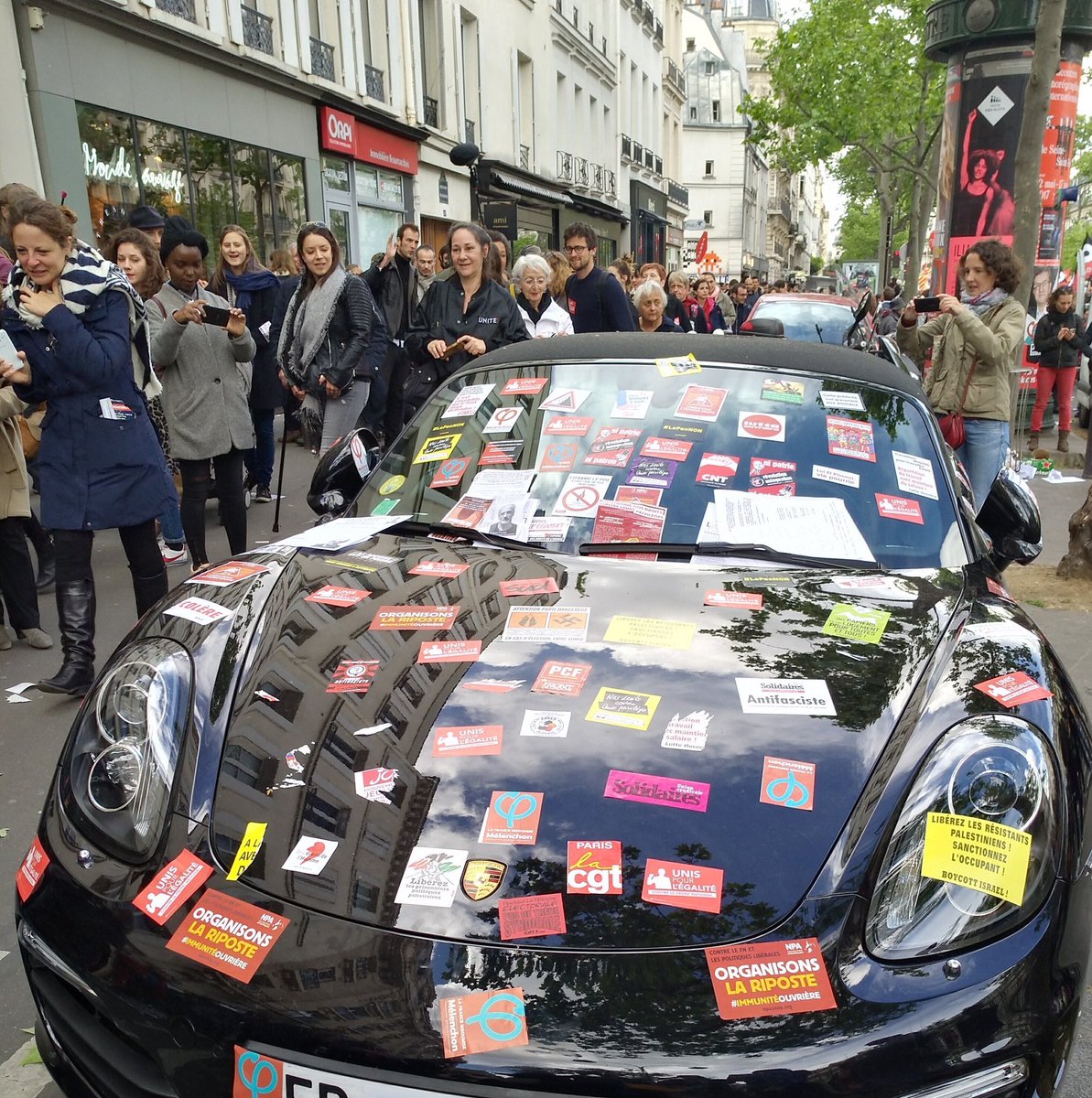 ParetGuillaume's tweet image. #1erMai - Quand t&apos;es au mauvais moment au mauvais endroit.. #LePenNon