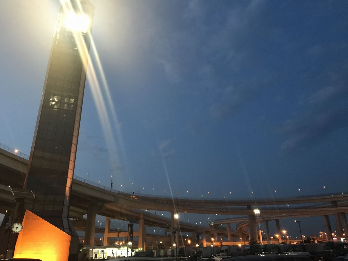 DeepDrove's tweet image. 今日はNSXと最後のドライブに
約10年間一緒に走ってくれた愛車です
ガレージに戻ってきてハンドルを車から抜きました

NSXは俺の人生の中で最初で最後の最高のスポーツカーでした
今まで色々な夢を見せてくれて本当にありがとう