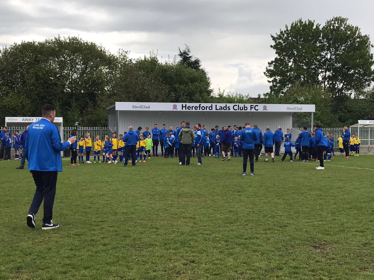 HerefordGoals's tweet photo. PICTURE
@Zecloob #Hereford #LadsClub take to the pitch near Widemarsh Common for a Team Photo ahead of their @HerefordshireFA #HFACCFinal https://t.co/kLXN0as0UK