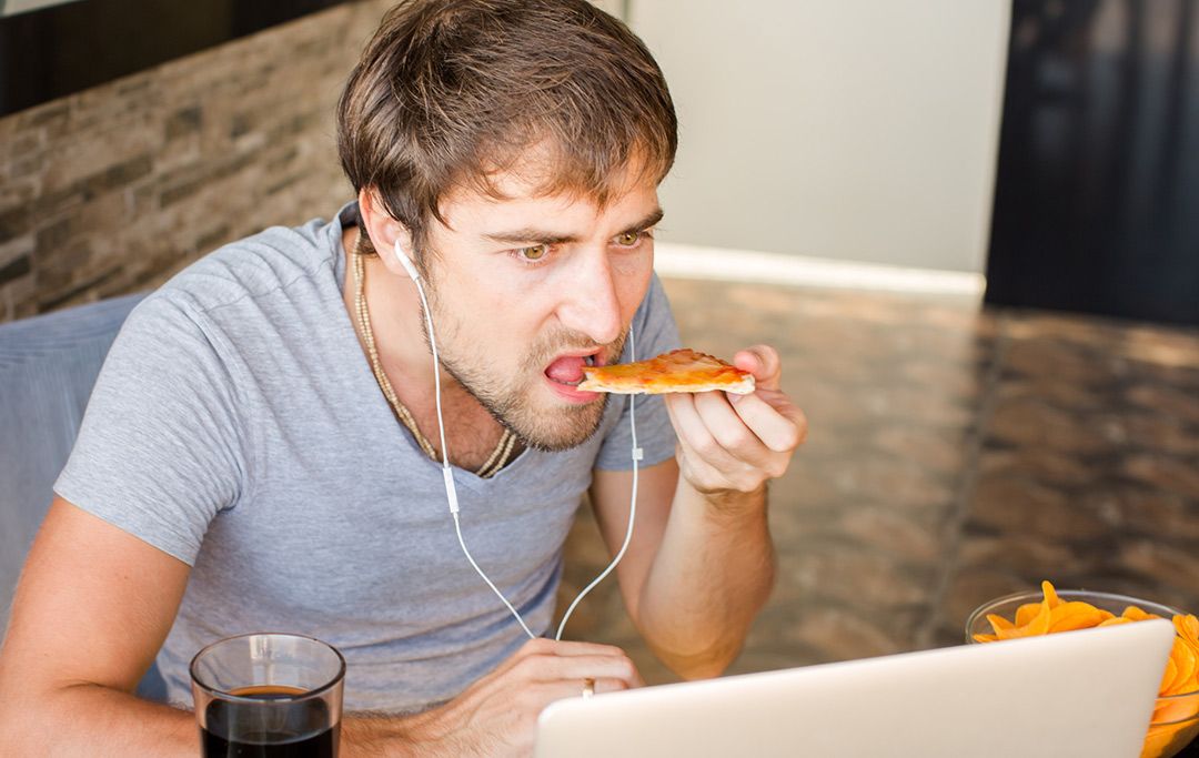 elmundotoday's tweet image. Un hombre soltero no ha comido nada con cubiertos desde 2002 
buff.ly/2oMUkyF