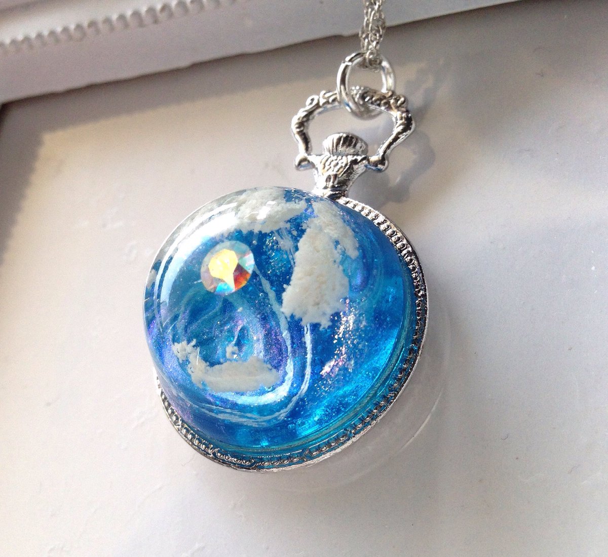 みえの レジン Twitterissa 宇宙と雲の懐中時計ネックレスできました 21時よりメルカリにて販売致します レジン レジンアクセサリー ハンドメイド ネックレス 懐中時計 宇宙 メルカリ 春の創作クラスタフォロー祭り T Co Eqfnvunwrv