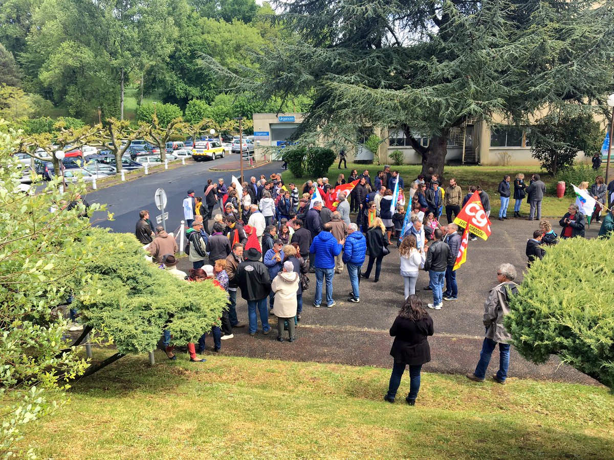F3Perigords's tweet photo. #Dordogne : Manifestation devant l'hôpital de Sarlat pour le maintien de la maternité @F3Aquitaine https://t.co/9QGkmthjSP