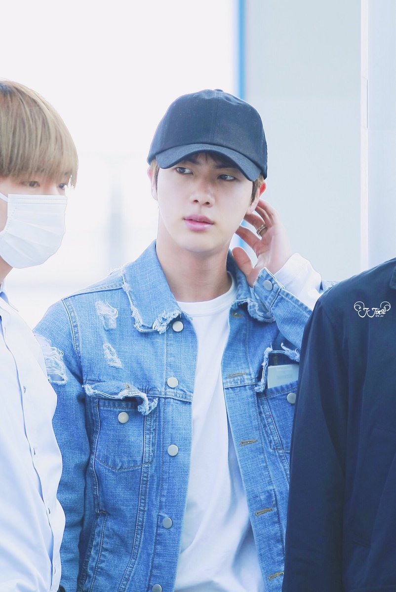 JJin92_'s tweet photo. 170428 인천공항 
😶😐 @BTS_twt 
#방탄소년단 #BTS #진 #석진 #JIN https://t.co/OBu21urrVm