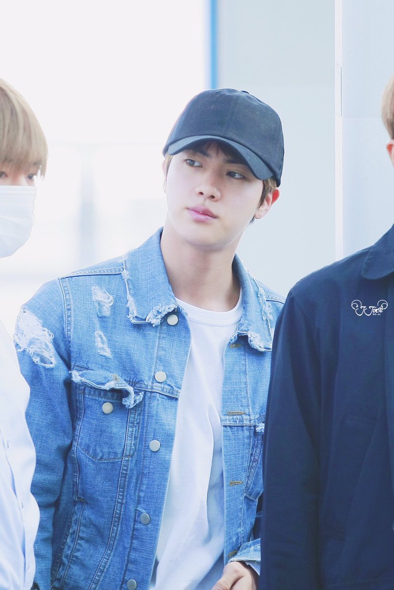 JJin92_'s tweet photo. 170428 인천공항 
😶😐 @BTS_twt 
#방탄소년단 #BTS #진 #석진 #JIN https://t.co/OBu21urrVm