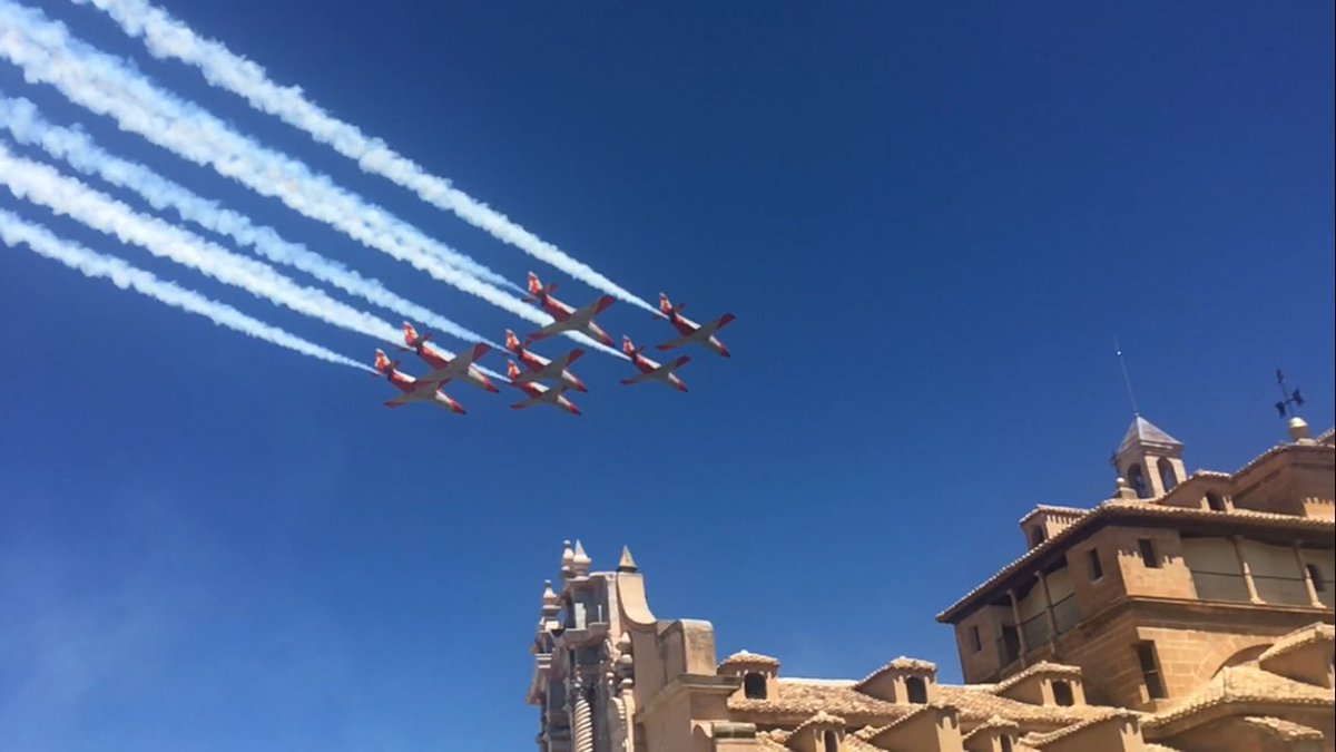 patrullaguila's tweet photo. Fantástica exhibición de la Patrulla Águila en Caravaca de la Cruz #AnoJubilar2017. Un placer estar con vosotros👏🏻👏🏻 https://t.co/hQcNEG646Y
