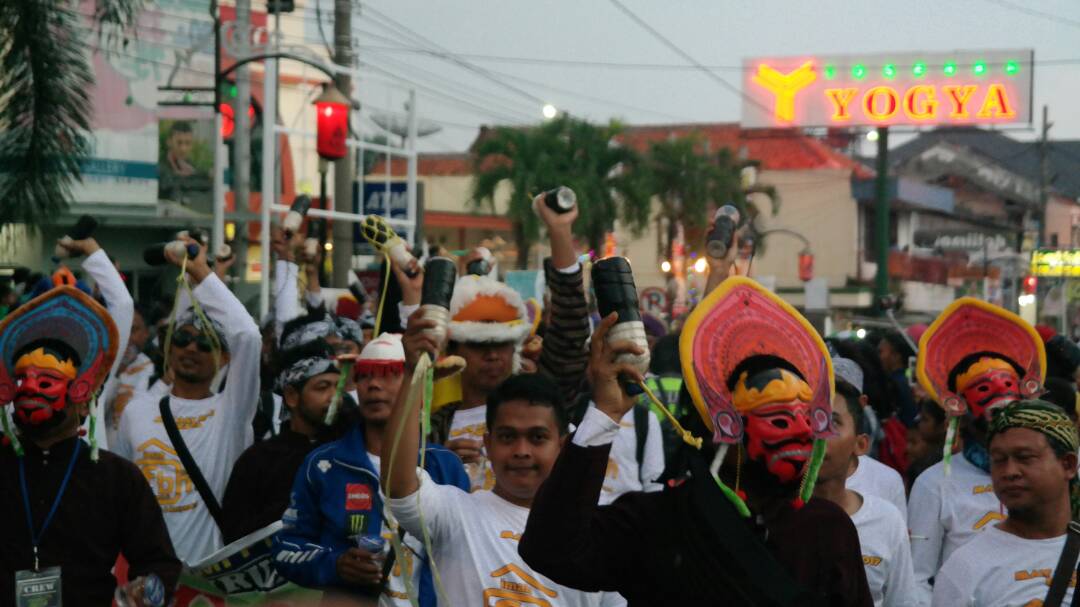 Demo biasanya menggangu kenyamanan, dengan pendekatan kebudayaan di Purwakarta malah nyaman untuk tontonan. Sip <a href="/DediMulyadi71/">Kang Dedi Mulyadi</a> #MayDay2017