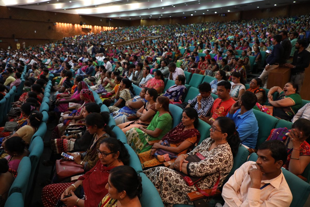 Happy to see CM <a href="/vijayrupanibjp/">Vijay Rupani Memorial</a> inaugurating the 6th Ahmedabad National Bookfair. I urge everyone in and around Ahmedabad to visit the fair.