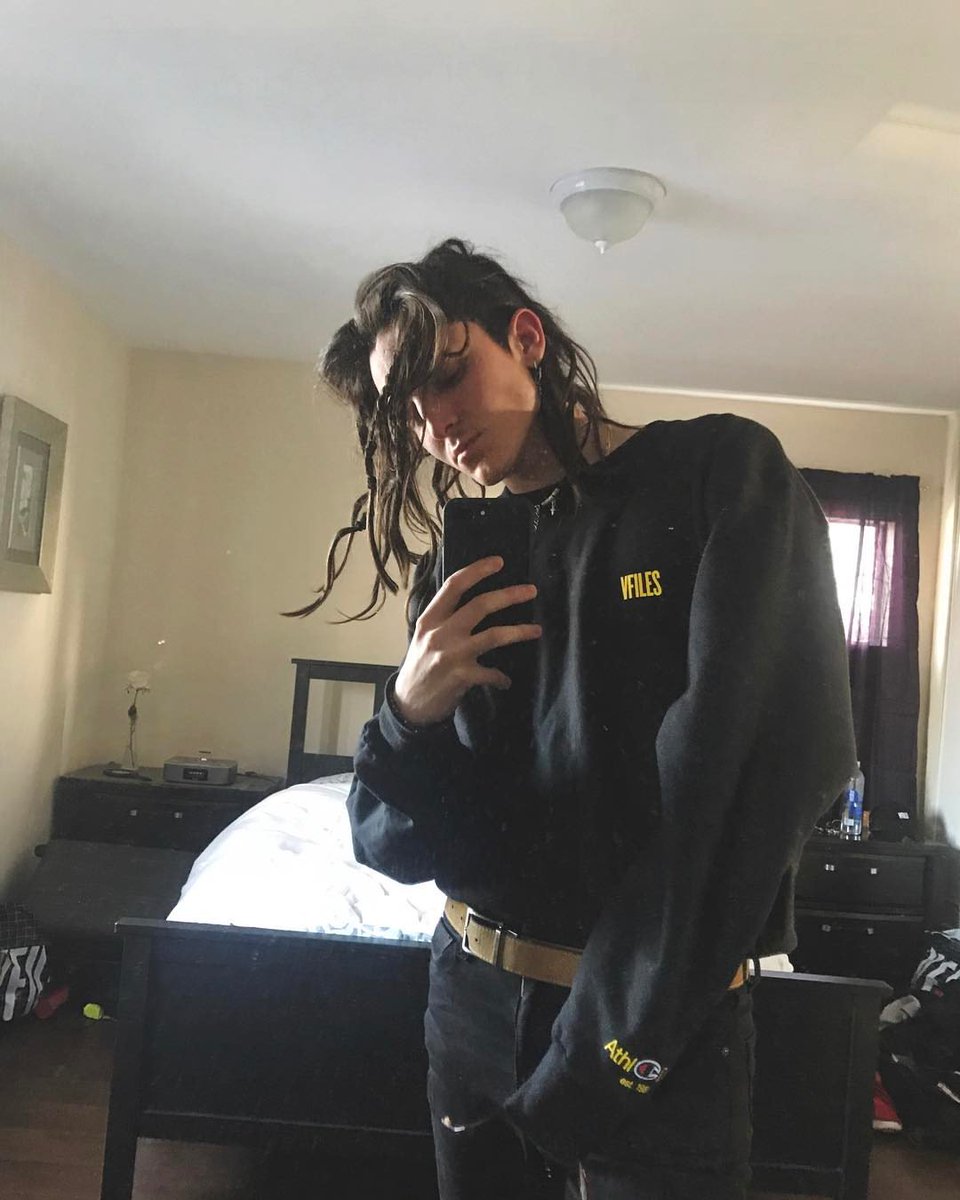 atlanticstuff's tweet image. mitchel and a concept: mirror selfie