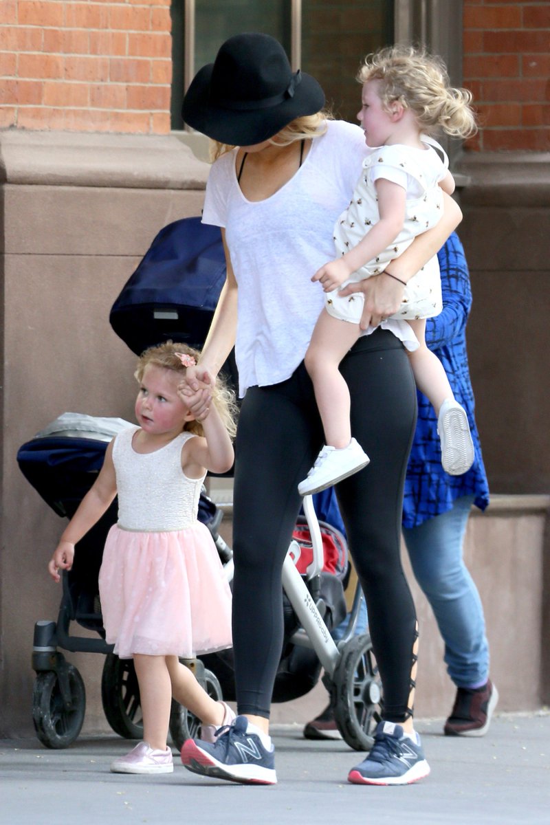 Blake Lively Updates On Twitter Arriving At Her Apartment In Blake Lively Updates