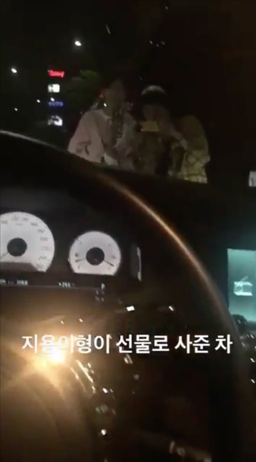 WISXXi's tweet photo. จียงซื้อรถ rolls royce เป็นของขวัญให้วินเนอร์ มันน่าเหลือเชื่อเกินไป จนมีแต่คนถามว่า จริงเหรอ ละดูเด็กสองคนที่กำลังเห่ออยู่หน้ารถ 😄 https://t.co/ct9bOFrtTU