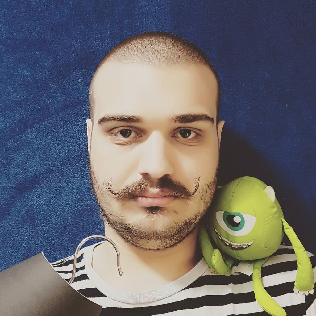 SamuelSarappa's tweet photo. Nuovissima nuova new entry! Diamo un caldo benvenuto a Michele, il mozzo fallito che si vede in contro luce durant… https://t.co/svJJ6oICoS https://t.co/qBFrN5YHnI