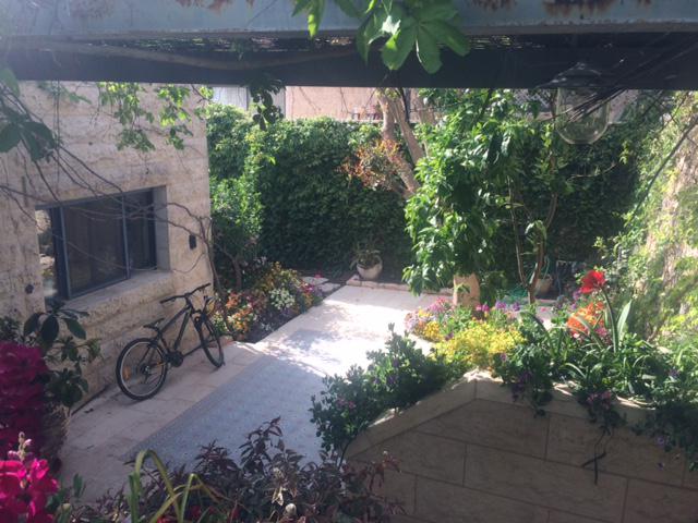 AcademicHomes's tweet photo. Enjoy a private stay in this beautiful Jerusalem country home. #Jerusalem #Israel https://t.co/mNHwjvMJ64 https://t.co/YV0oiAN6HY