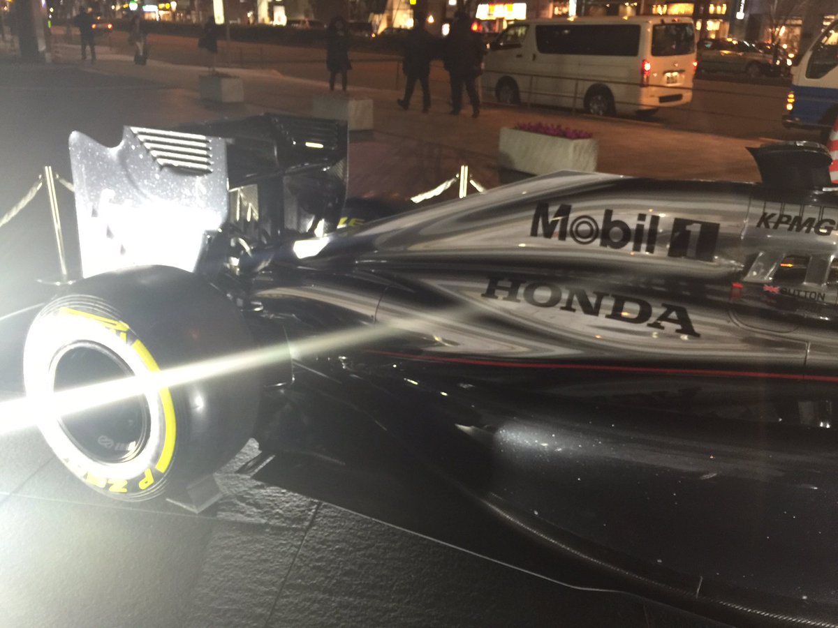 Yasunori Ogata 2年前 ホンダ本社にマクラーレンの新車 を見に行った リアエンドの急激な絞り込みと サイズゼロと呼ばれるpuを想像しながら こんな狭い空間にエンジンが本当に収まるのか と 暫く眺めていた 全体を漂う 技術の ホンダならできるっ