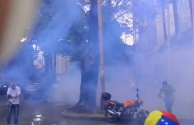 Javierito321's tweet photo. Ya la represión de esta gente es ridicula, gente manifestando sin molestar a nadie y les echan gas sin ninguna razón

#ParoNacional #1Mayo https://t.co/IY5GLWhVwm