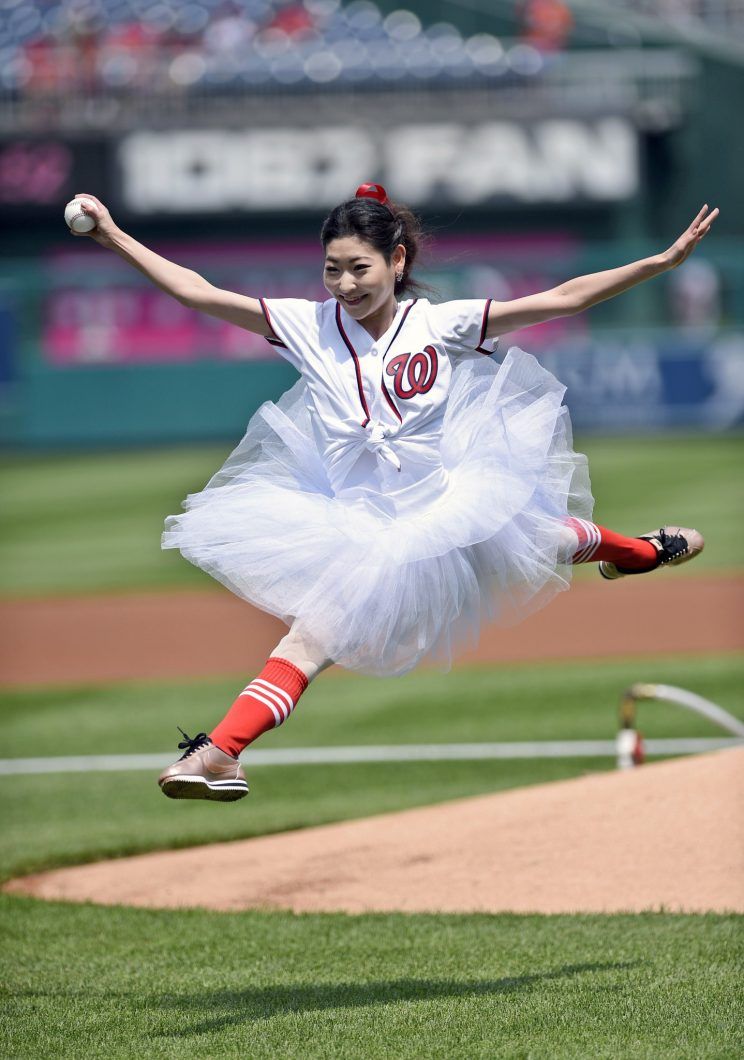 Dance_SpiritMag's tweet image. This is how a ballerina throws the first pitch at a baseball game: rbl.ms/2pOZ32X (PC: AP)