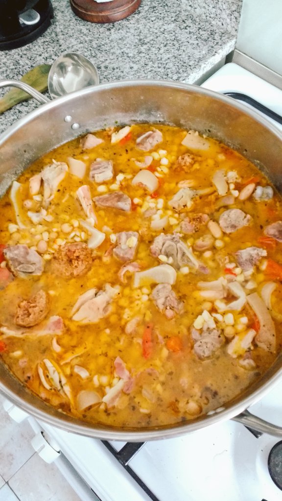 Locro y gran blend de <a href="/vinyesocults/">Vinyes Ocults</a> para festejar el #diadeltrabajo! Salute 🍷