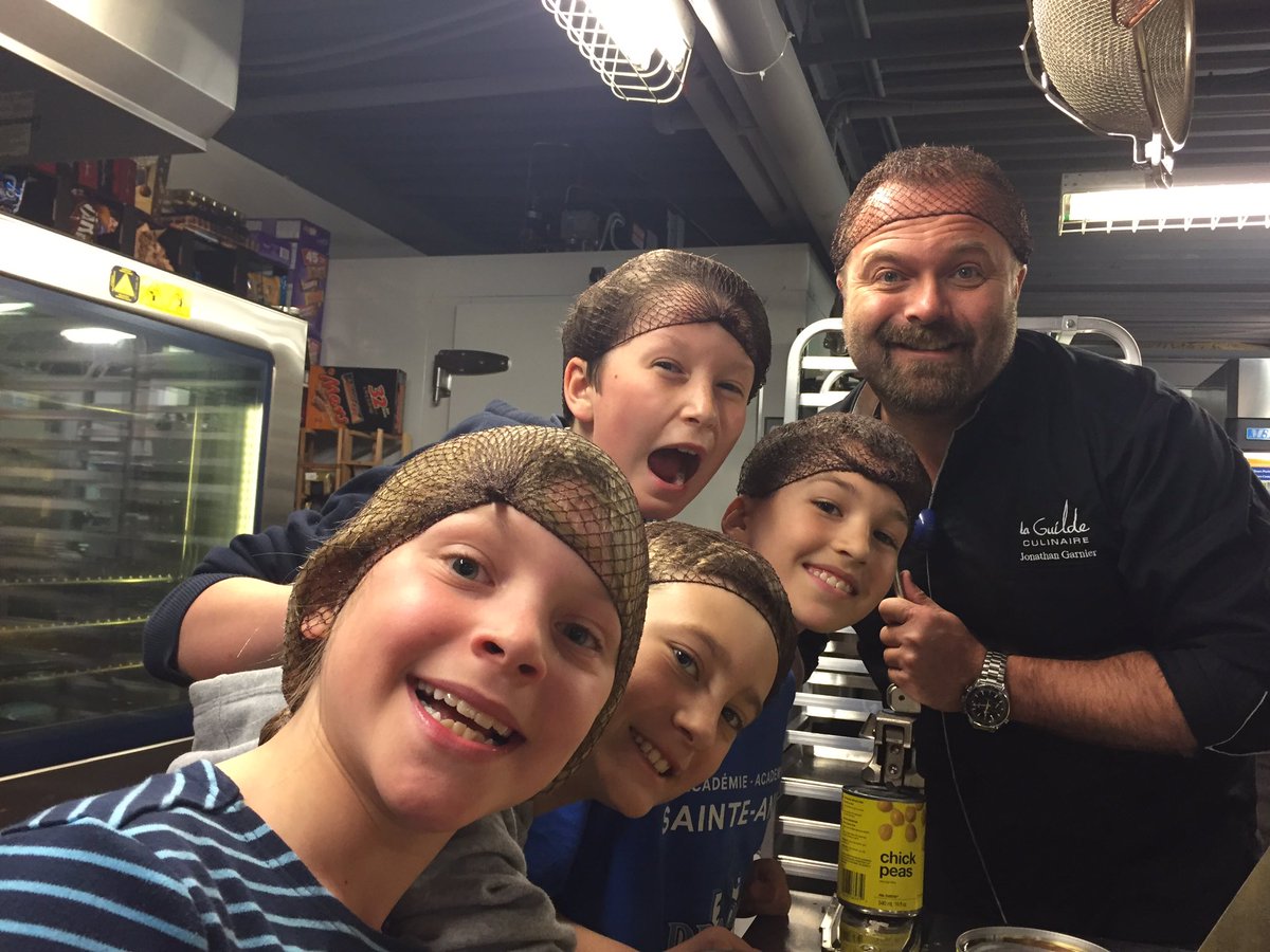 SainteAnne1861's tweet photo. Préparer les pâtes de #catelli chez @BAlimentairesQC avec Jonathan Garnier et @Hub_Nutrition #partageqc https://t.co/mRuDsYW4IU