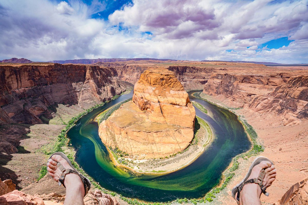 Shout out to <a href="/bedrocksandals/">Bedrock Sandals</a> Classic Photo @ #HorseshoeBend. 1000 ft drop to #ColoradoRiver below my Cairn Sandals. goo.gl/D06NmS
