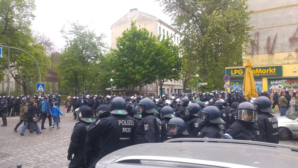 flecks's tweet photo. 1858 2 Hundertschaften warten #ManteuffelStr Ecke #ReichenbergerStr
#b0105 #R1MB #1Mai https://t.co/vPsW6XxfBA