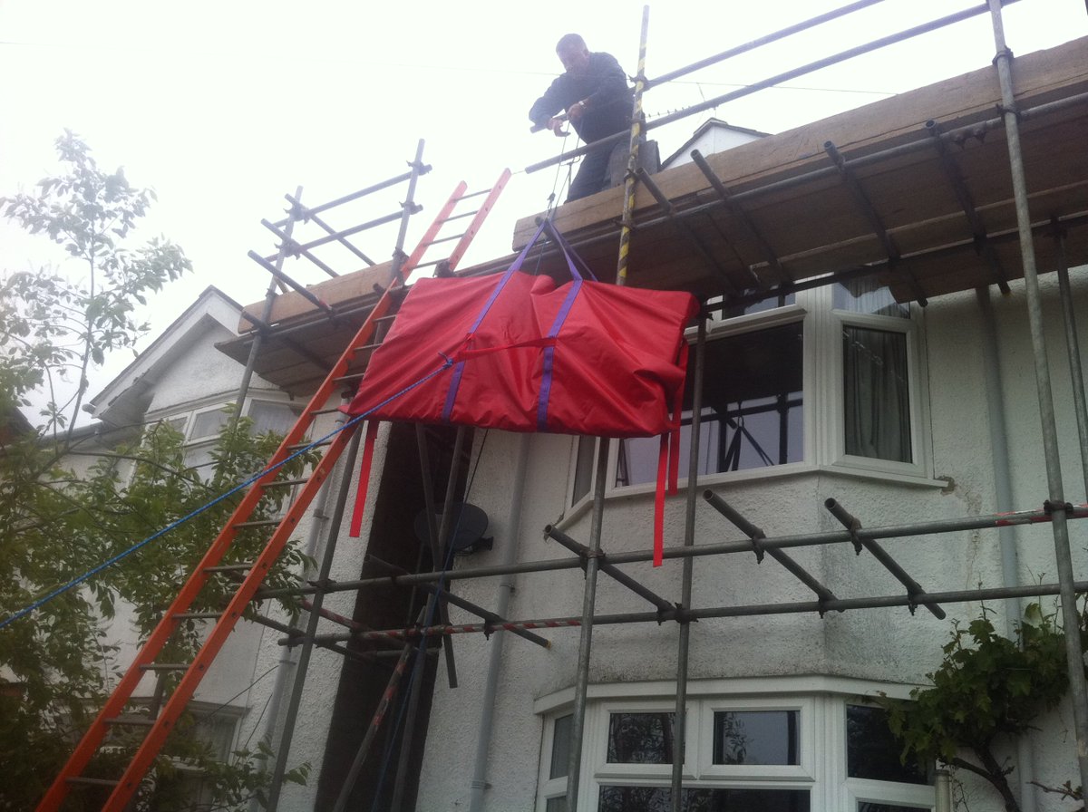 SolarPanelBags's tweet image. A great image of one of our budget lifting bags in use on site. #SolarInstaller #PanelBag lifting-bag.co.uk