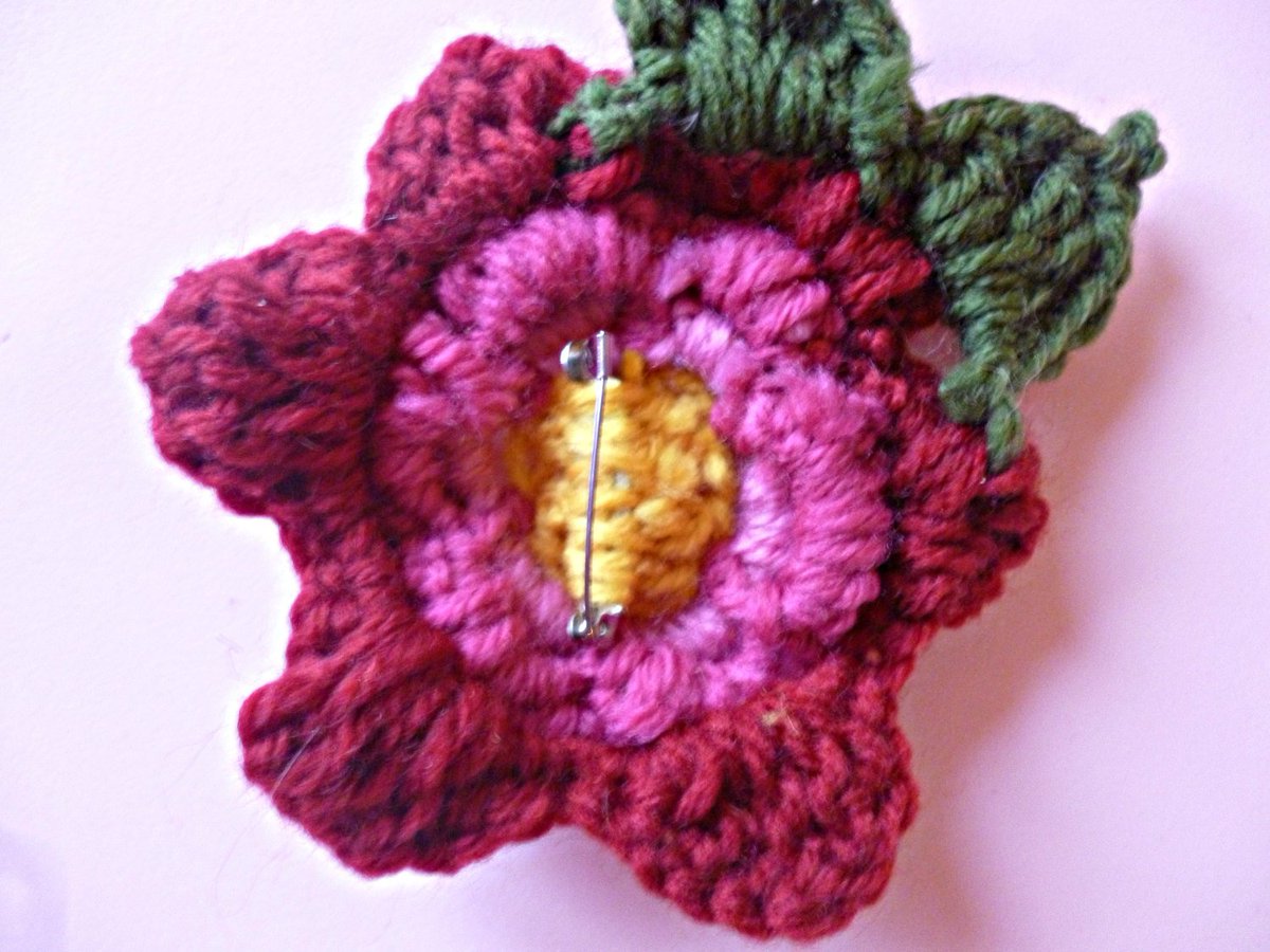 khaosandkismet's tweet image. Crochet flower brooch, flower brooch, pink flower brooch, flo… tuppu.net/5fbd96b2 #UniquelySam #StatementBrooch