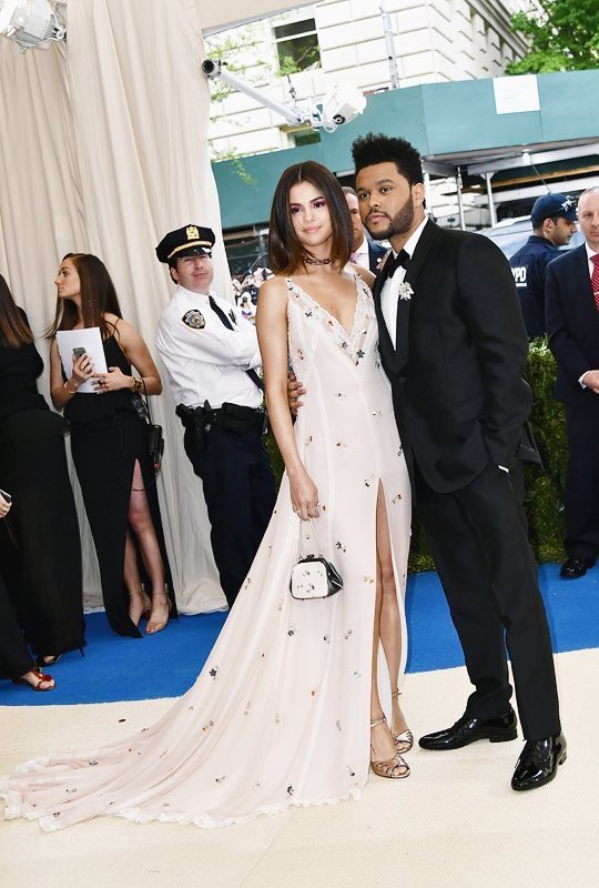 The Weeknd & Selena Gomez Couple Up At The 2017 Met Gala – Laguna