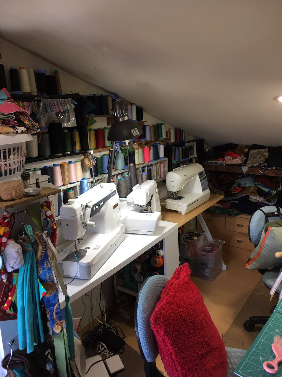 みなふぉん Twitterren 作room ここだけはどう頑張っても物が多くてくちゃくちゃになる 手がすぐ届くところにものが絶妙の位置で取りやすいく使いやすく作業しやすくてなると狭いのでミシンはナナメ笑 作業部屋 ミシン部屋 3階屋根裏部分 3畳程度