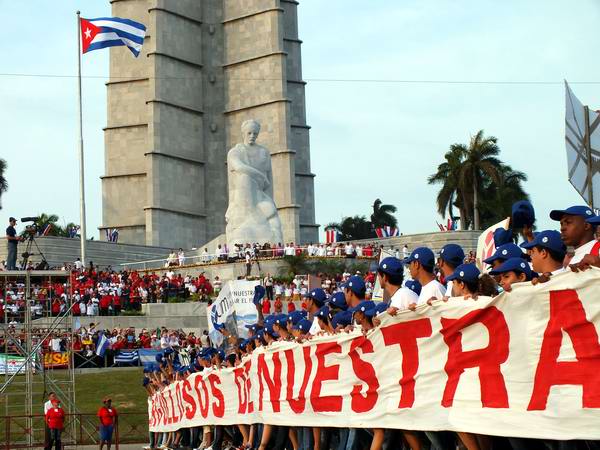 Unidos y victoriosos #Vivael1erodemayo #VivaCuba #VivanFidelyRaúl #HastaLaVictoriaSiempre