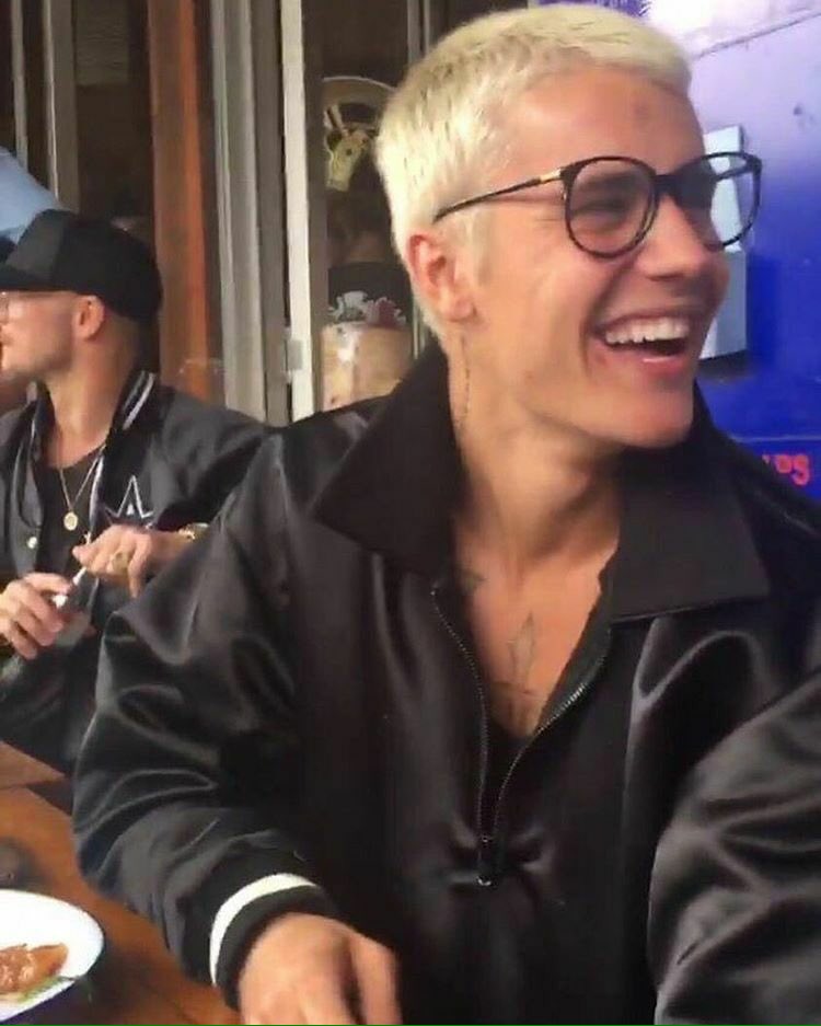 posersquad's tweet photo. MULTIRAO DE FOTOS:

RT VALE UM VOTO  #JustinBBMAs https://t.co/0TNMEFMHDl
