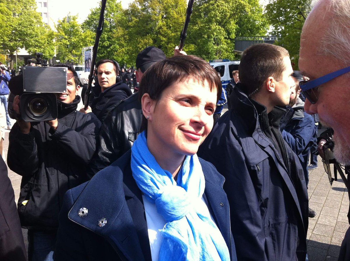 AfDDuesseldorf's tweet photo. #DUS2804 #AfD
Wo @FraukePetry ist,ist der Presserummel groß; freundlich, schön&kompetent,wie sie nun mal ist.
Ganz das Gegenteil von Merkel. https://t.co/9B0UeC5HXZ