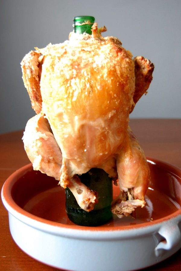 курица в духовке. курица на бутылке с корочкой. курица на бутылке в духовке целиком с хрустящей корочкой. курица на бутылке с корочкой. курица на бутылке в духовке целиком с хрустящей корочкой.