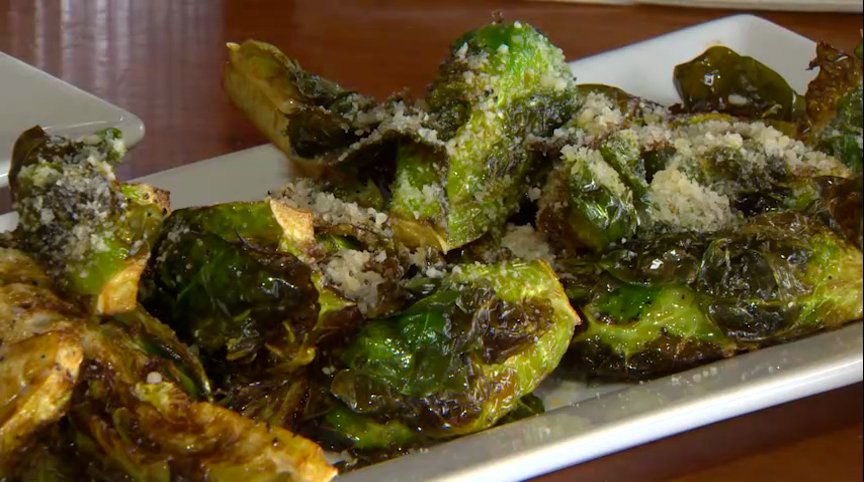Chronicle5's tweet image. Choices to make a vegetarian smile @QuicksHole cauliflower fritters and crispy brussel sprouts @ErikaWCVB #atankaway 7:30 #wcvb