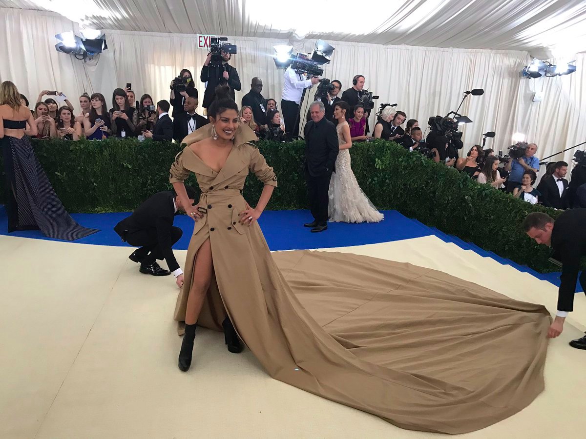 priyankachopfan's tweet photo. #TrailGoals from the Queen herself! #PCatMetGala2017 #MetGala https://t.co/1CCZ2jnJRk