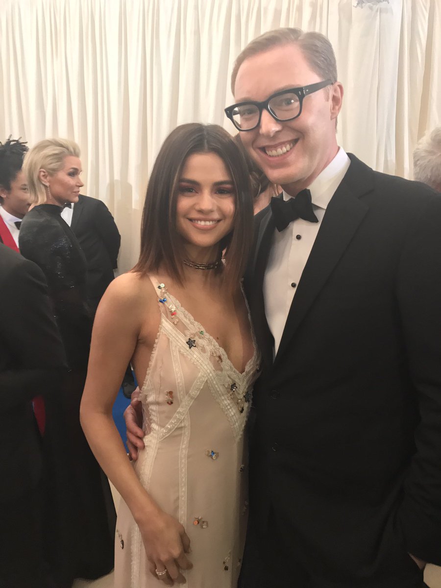 Vogue Magazine Selenagomez Is With Coach S Stuart Vevers Getting Ready To Walk Up The Metgala Carpet Vogue Magazine Selenagomez Is With Coach S Stuart Vevers Getting Ready To Walk Up The Metgala Carpet