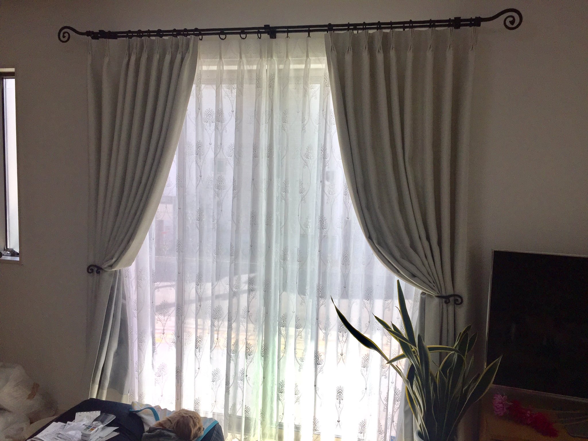 トモコちゃん ゆるダイエット やっとカーテンついた 今まで カーテン屋さんに借りてたつんつるてんのレースのみでした シャッターがある窓にはレースのカーテンだけつける人も多いとか リビングには冬の寒さ対策の為 つけました 実はまだ二階２部屋