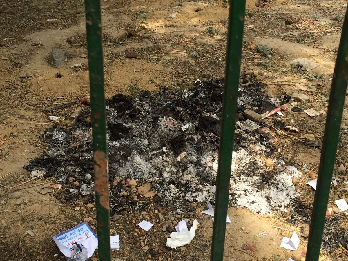 VRNeighbours's tweet photo. Everyday Garbage is being brought together &amp; burnt #BheraEnclave Gupta plaza #PaschimVihar @ManojTiwariMP @swachhbharat @SwachhBharatGov https://t.co/cmCz2szC8o