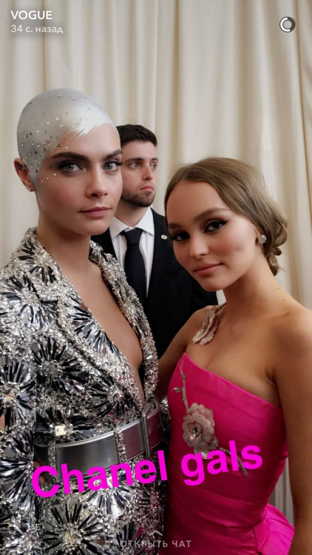 Caraimages's tweet photo. Cara Delevingne via Vogue's Snapchat. https://t.co/RYUNfAhzXl